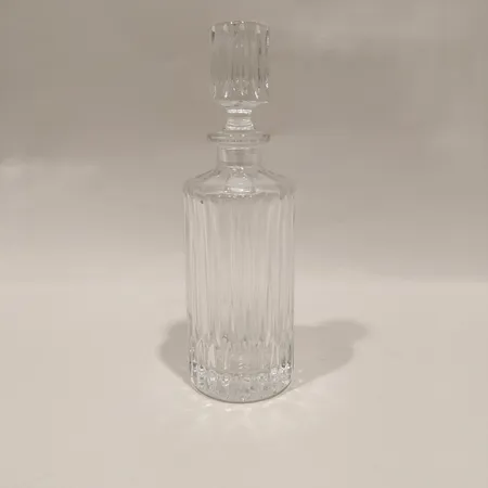 Karaff med propp i ribbslipat glas, ca 28cm, Ø ca 9cm Skickas med paket.