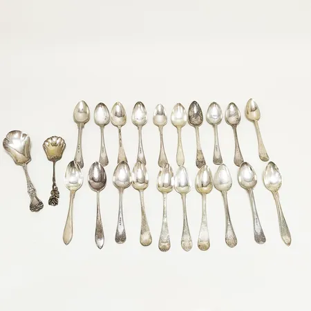 Bestick, två kompottskedar, längd ca 13,5-15,5cm, tjugo kaffeskedar, olika modeller, längd ca 13-14cm, gravyrer, 830/1000 silver Vikt: 323,7 g