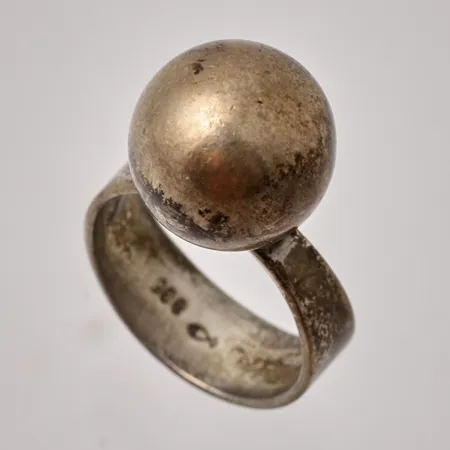 Ring i silver, stl 16½, bredd 6,9-12,8mm, 830/1000, Finsk, vikt 5,28g.