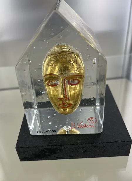Glas skulptur My Palace Golden Head signerad 7520198 Kosta Boda RC-23 med ställ i trä. Höjd 10 cm bredd 6,5 cm Vikt: 0 g Skickas med postpaket.