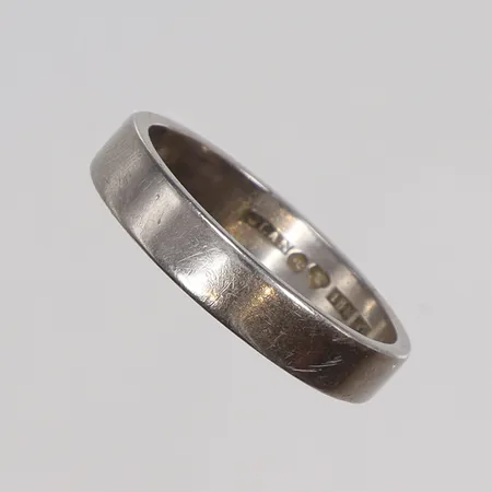 Ring slät, stl 19, bredd 4mm, vitguld, gravyr, 18K  Vikt: 5,2 g
