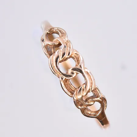 Ring Bismarck, stl 17½, bredd 1-5 mm, skev skena, 18K. Vikt: 0,9 g