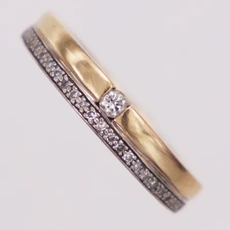 Ring, diamanter ca 0,18ctv, Guldfynd, stl 16¼, bredd 2,8-3,7mm, tvåfärgad, 18K  Vikt: 3 g