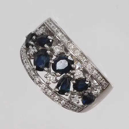 Ring med blå stenar och diamanter 30xca0,01-0,03ct, stl 17½, bredd 5-7mm, vitguld, 18K  Vikt: 8,4 g