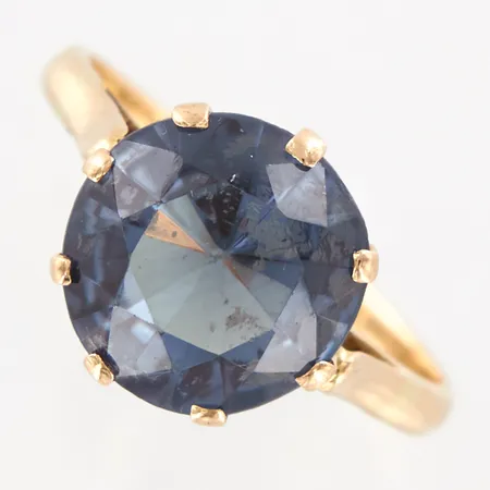 Ring med lila sten, stl 17, bred framtill ca 10mm, 18K Vikt: 3 g