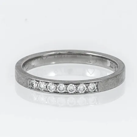 Ring i vitt guld 18K med diamanter 7 x 0,02ct. Den är 2,3 mm bred, är i storlek 17 och väger 2,9g. Gravyr. 