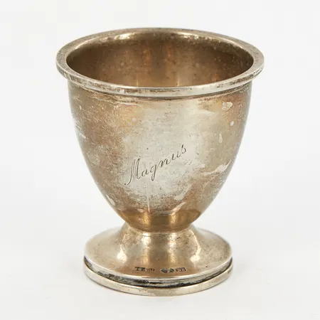 Äggkopp med gravyr, ca 5cm, 830/1000 Silver Vikt: 21,1 g