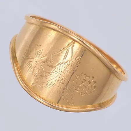 Ring, svagt mönstrad, stl 18, Guldfynd, 18K Vikt: 2,5 g