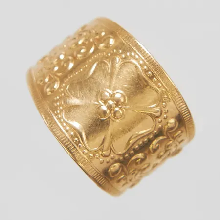 Landskapsring Hälsingland, stl 16½, bredd 5,5-14mm, år 2002, skev skena, 18K Vikt: 4,3 g