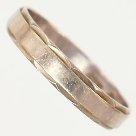 Ring, stl: 18, bredd 3,7mm, gravyr, vitguld 18K.  Vikt: 2,7 g