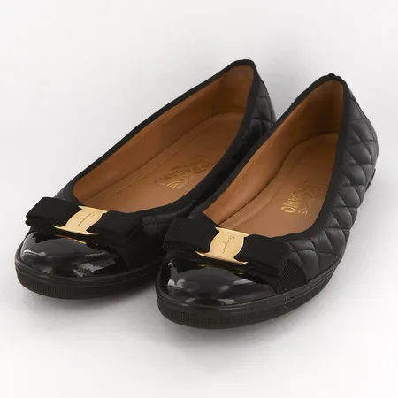 Ett par Salvatore Ferragamo skor i svart quiltat läder, rosettspänne i mässing, märkt Made in Italy, stl: 10/40½, smärre bruksskick, dustbag  Vikt: 0 g