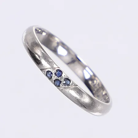 Ring med blå stenar, stl 17¾, bredd 3mm, vitguld 18K, gravyr Vikt: 2,7 g