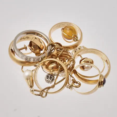 Diverse defekt guld, 18K, bruttovikt 33,77g, ca nettovikt 32,5g.