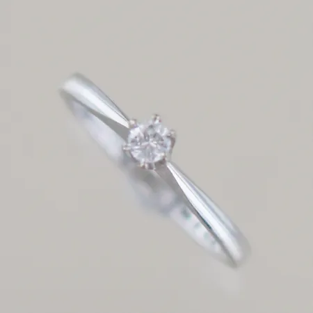 Ring med solitär diamant 0,13ct, Ø 17,25 mm, 18k Vikt: 2,3 g