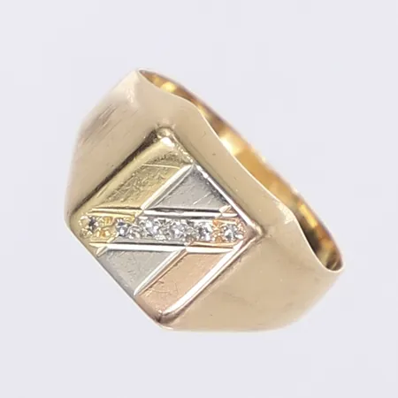 Klackring med diamanter 6x0,05ct, stl 15¾, bredd 3-10mm, 18K Vikt: 4,5 g