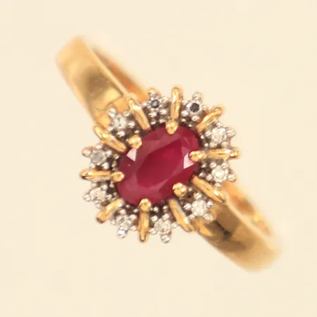 Ring, röd sten och små diamanter 10xca0,005ct, stl 17, bredd 2-10,5mm, GHA, 18K Vikt: 3 g