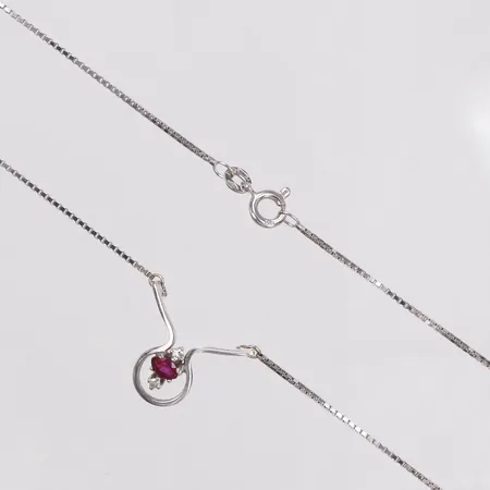 Collier, diamanter 2 x ca0,02ct, rubin, 45cm, hängdel ca 16mm, italienska stämplar, vitguld, 18K  Vikt: 4,6 g