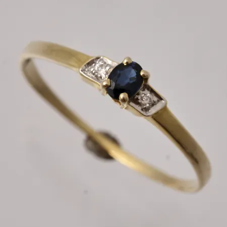  Ring i 18K guld, stl 17½, bredd 1,1-3,5mm, 1st blå sten, mått 2,6x3,6mm, 2st vita stenar, mått Ø1,3mm, vikt 0,88g.