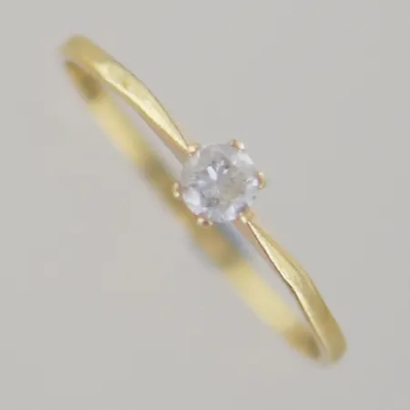 Ring med solitär sten, Ø 18 mm, lite ojämn skena, 18k Vikt: 0,9 g