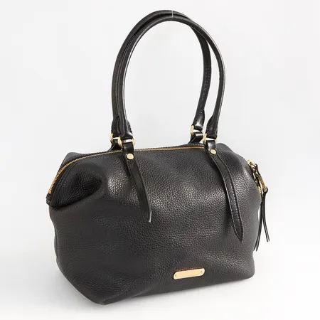 Väska, Burberry, kalvskinn, med guldfärgade detaljer, mönstrat innerfoder, mått ca 35x24x16, handtagens höjd ca 20cm, bruksslitage, färgbortfall på detaljer, några invärtes fläckar