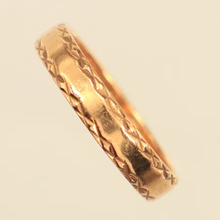 Ring, stl 18¼, bredd ca 4mm, gravyr, 18K Vikt: 3,5 g