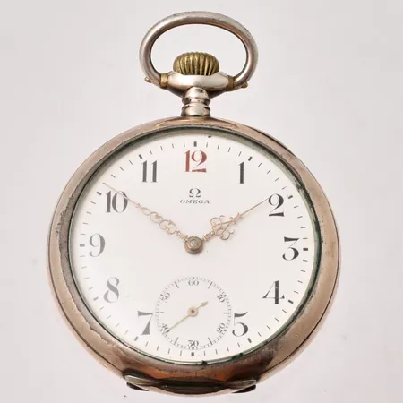 Fickur Omega, Ø49,5mm, rödtolva, manuell, liten sekundvisare, silver 800/1000, verk-nr 5002568, boett-nr 5825376. 