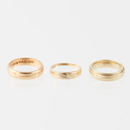 Ringar 3 st med slitage och gravyrer, 14k 6.1 gram, 18k 6.8 gram. Vikt: 12,9 g