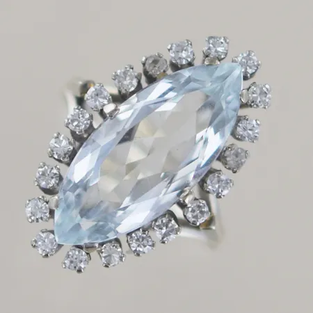 Ring med stor navette slipad Akvamarin (21 x 9 x 6 mm) + 18  st diamanter c:a 0,50ct, + 2 st syntetiska stenar CZ), Ø 17 mm höjd 24 mm bredd 14 mm, vitguld 18k, Certifikat på medföljer Vikt: 6,7 g