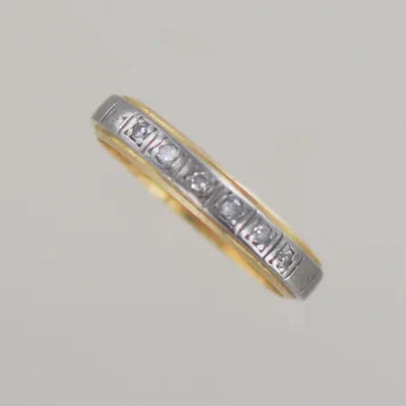 Alliansring med diamanter 6x0,01ct, Ø 16,25 mm bredd 3,5 mm, 18k graverad Vikt: 2,4 g