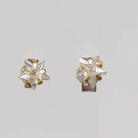 Ett par Örhängen med sjtärnformade vita stenar, bredd 5mm, en stopper i silver, 18K  Vikt: 0,7 g