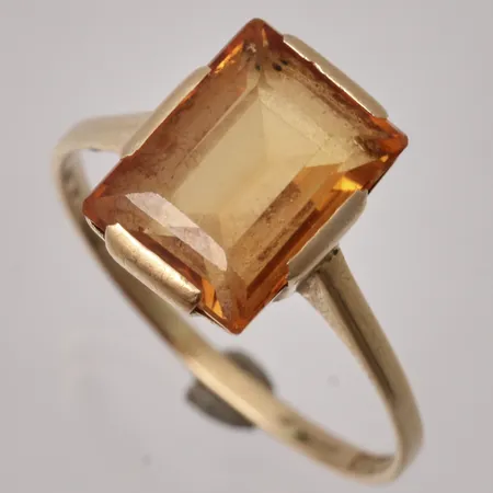 Ring i 18K guld, stl 20¾, bredd 1,7-13mm, 1st orange sten, mått 9x12mm, tillverkad av Guldvaruhuset Aktiebolag, år 1948, bruttovikt 4,55g, ca nettovikt 3,31g.