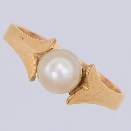 Ring, odlad saltvattenpärla, stl 18, år 1916, defekt, avklippt skena, 18K Vikt: 3,4 g