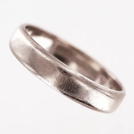 Ring, slät, stl 19½, bredd 4mm, vitguld, gravyr, repig, 18K.  Vikt: 4,8 g