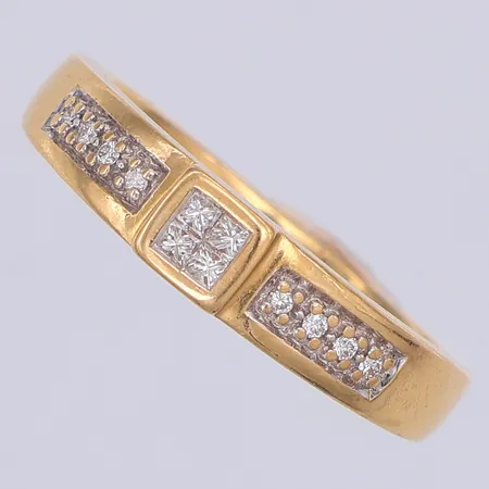 Ring, diamanter 0,08ctv prinsesslipade, briljanter 0,06ctv, stl 16¾, Guldfynd, 18K Vikt: 4,9 g
