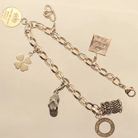 Armband Thomas Sabo, längd 20cm, bredd 6mm, 6 berlocker varav två Thomas Sabo, en i oädel metall, 925/1000 silver  Vikt: 29,6 g