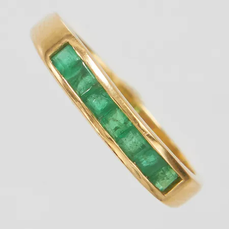 Ring, smaragder, stl 18, bredd 2-3,5mm, 18K Vikt: 2,7 g