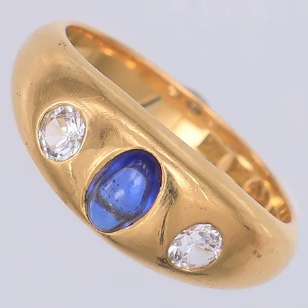 Lordring, blå cabochonslipad safir, diamanter 2 x ca 0,16ct, stl 18, 18K Vikt: 8,2 g