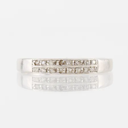 Ring vitguld med diamanter på 0.08 ct enligt inskription, storlek 18 ½ mm, bredd 1.9-3.4 mm, 18k. Vikt: 1,9 g