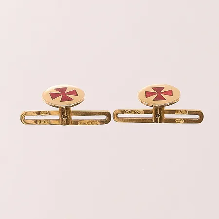 Ett par Skjortknappar med emaljerade röda frimurarkors, Ø9,1mm, tillhörande etui, 18K, 2,7g.