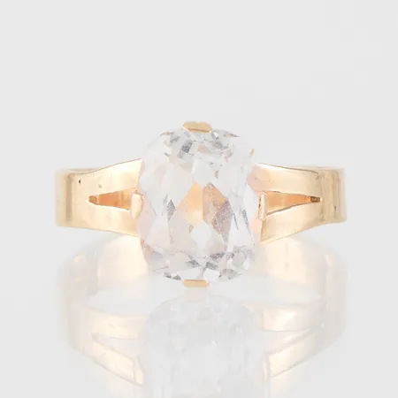 Ring med sten, storlek 18 mm, bredd 3.6-9.3 mm, 18k. Vikt: 3,1 g