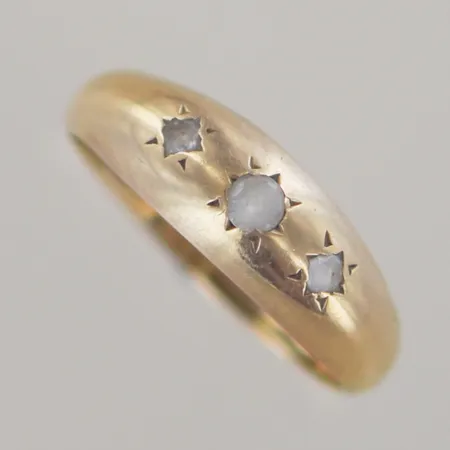 Ring med stenar, Ø 19½ mm, bredd 6,7 mm, 18K Vikt: 3,2 g