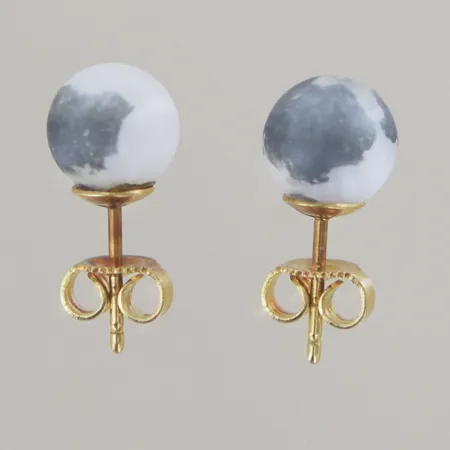 Örhängen med pärla (färgen har lossnat) Bredd 8 mm 18k Vikt: 2,4 g