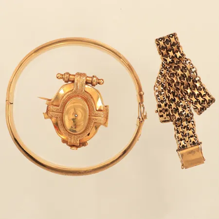 Två armband, brosch, defekt, 18K  Vikt: 40,5 g