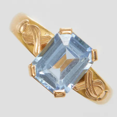 Ring med en blå syntetisk spinell, stl 19¾, bredd 3,4-10mm, svenska stämplar, 18K Vikt: 5 g