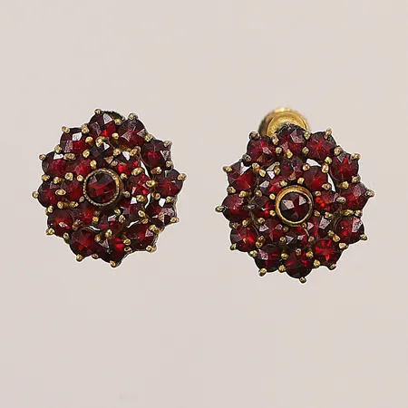 Ett par örhängen, granater, 14mm, Tjeckoslovakien, skruvlås, gulmetall.