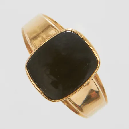Klackring, onyx, stl 20, bredd 3-12,5mm, skev skena, 18K, bruttovikt: 3,3g Vikt: 3,3 g