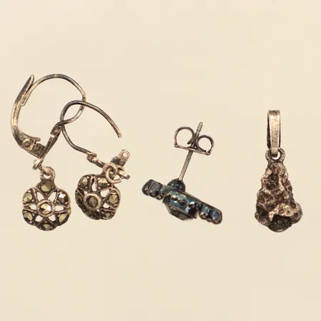 Ett par örhängen, udda örhänge, hänge, skadat, defekt, silver  Vikt: 4,8 g