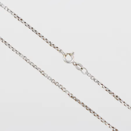 Collier vitguld, längd ca 40 cm, bredd 1.5 mm, ojämnheter, 18k. Vikt: 6,7 g
