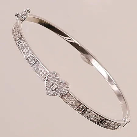 Armring, stel, 58x52mm, bredd:4mm, vita stenar, 18K 8,0g. OBS! EJ MÄRKESDESIGN!