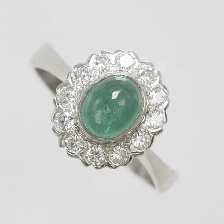 Carmoséring, cabochonslipad smaragd, liten skada, briljantslipade diamanter 12 x ca 0,03ct, stl 17½, bredd 3-12mm, Thorell Guldsmed Rune, år 1977, vitguld, 18K Vikt: 5 g